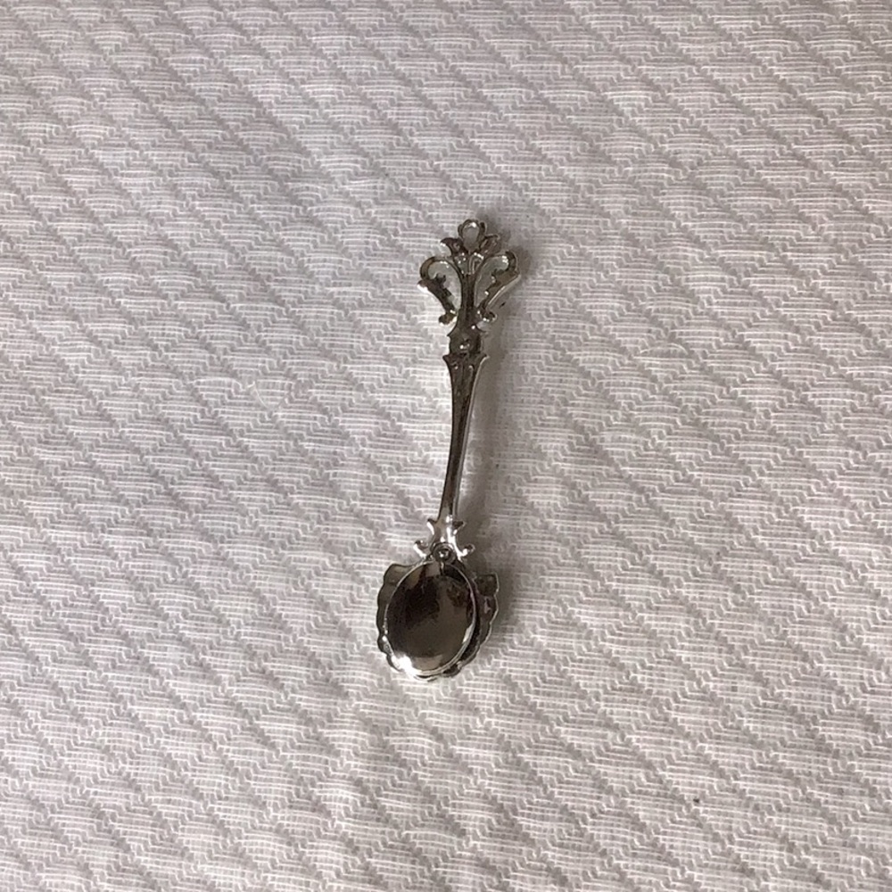 Locket/ Pendant Silvertone.Shiny and CUTE! VeryDainty, sweet and a perfect gift!